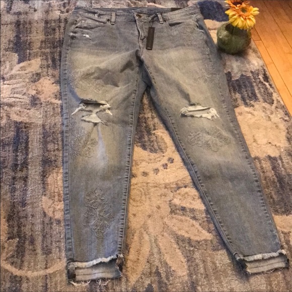 🌸NWT LaneBryant 18 White Floral Embroidered Jean - Picture 4 of 8